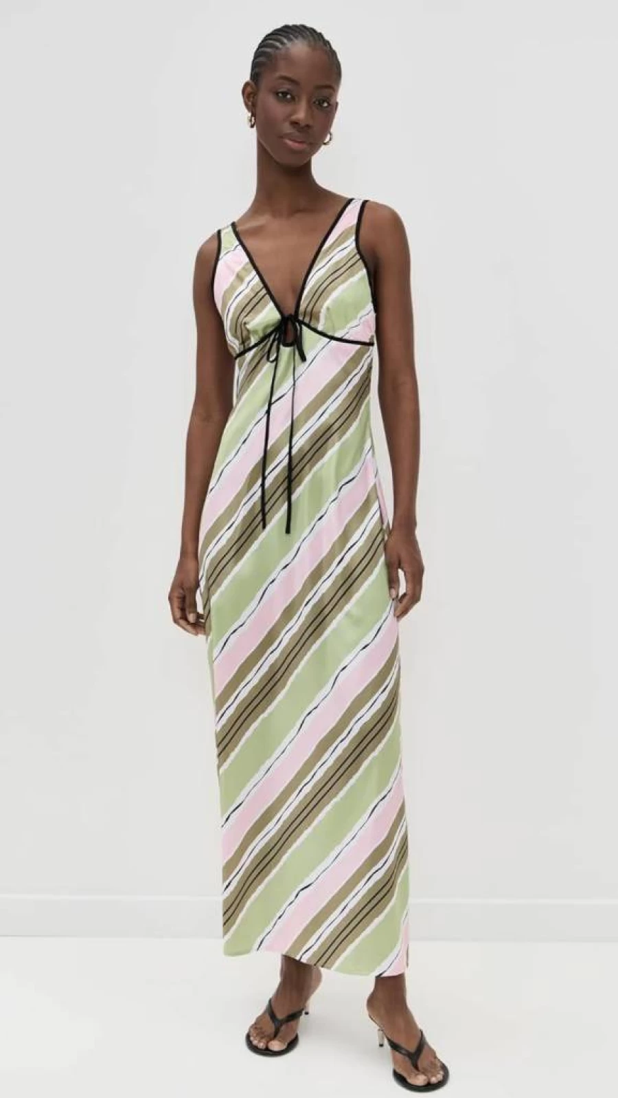 Madison the Label Women's Tamika Floral Maxi Dress - Elegant Long Summer Dress with V-Neck and Flowy Skirt